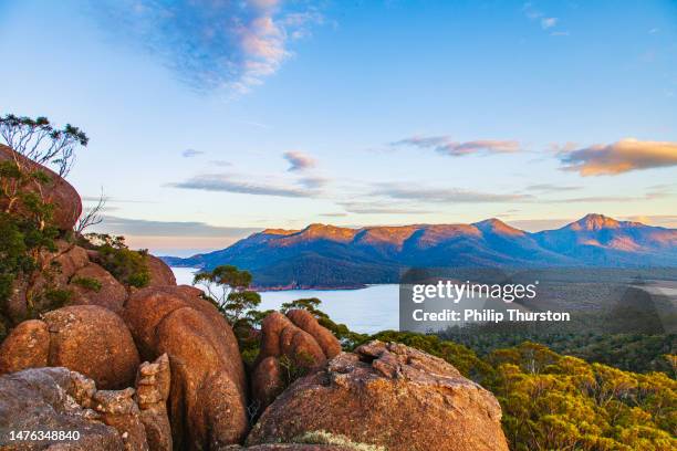 bergblick mit blick auf die wasserbucht in tasmanien - tasmania landscape stock-fotos und bilder