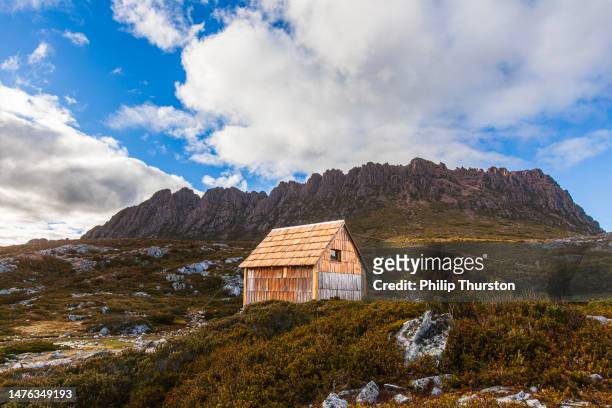 wooden hut for shelter in cradle mountain landscape scene - cradle mountain tasmania stockfoto's en -beelden