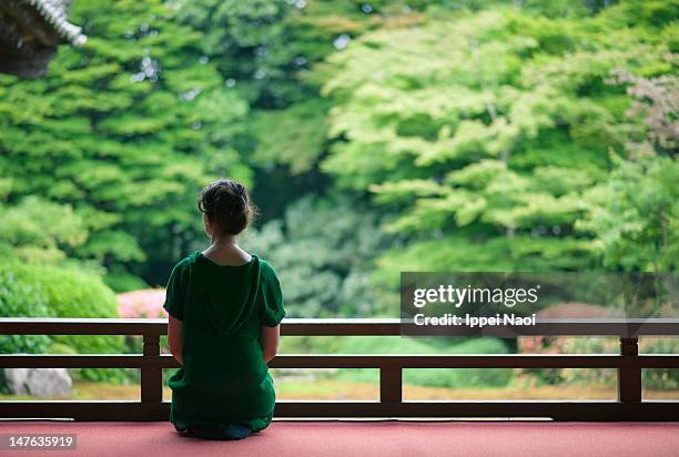 woman sitting at garden - japanischer garten stock-fotos und bilder