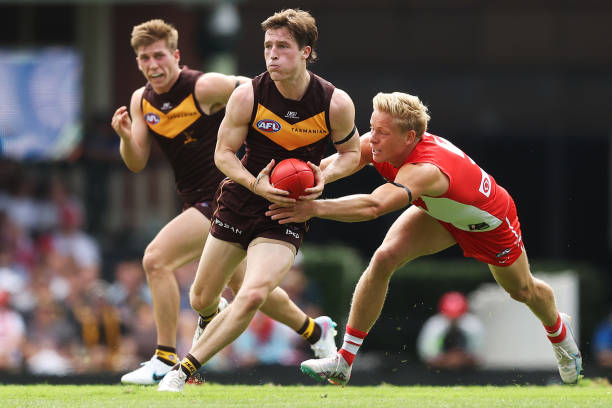 Josh Ward of the Hawks takes on Isaac Heeney of the Swans during the round two AFL match between Sydney Swans and Hawthorn Hawks at Sydney Cricket...