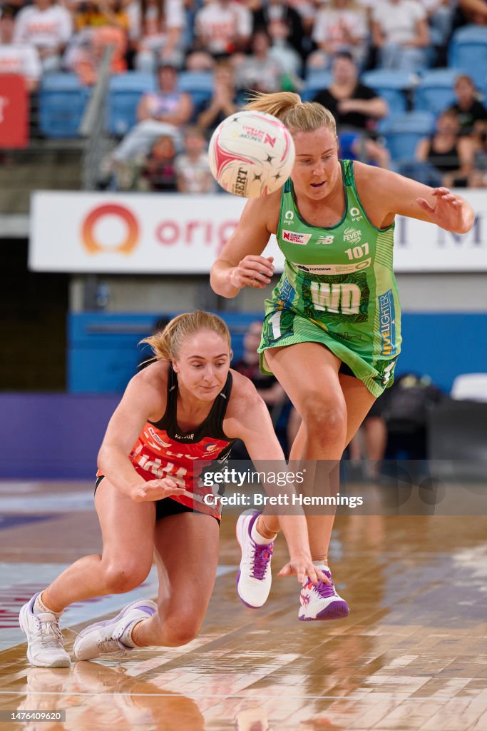 Jess Netball Maddie Hay of the Giants competes with Jess Anstiss of the Fever ...