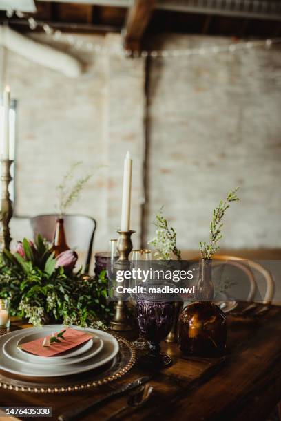 table élégante dressée pour un dîner de mariage - table romantique photos et images de collection