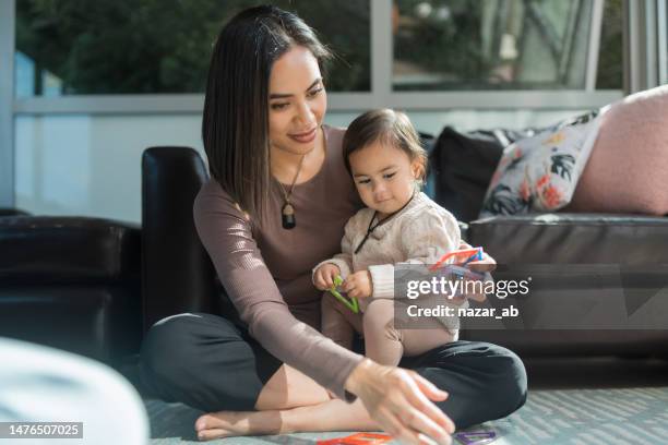 tempo di legame, madre e figlia che giocano - aotearoa foto e immagini stock