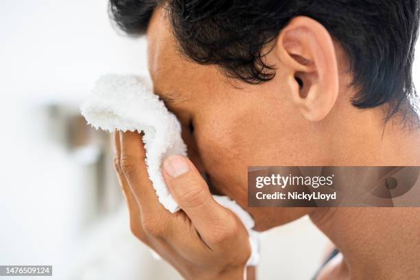 熱いタオルで顔を拭く人 - hot wet men ストックフォトと画像