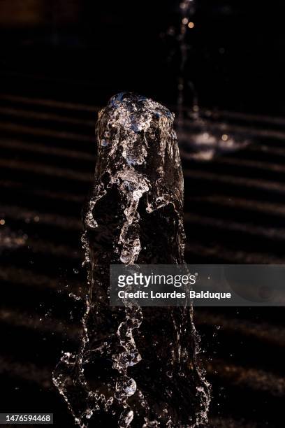 lear water emerging from a fountain and falling outdoors in the daytime - emitir imagens e fotografias de stock