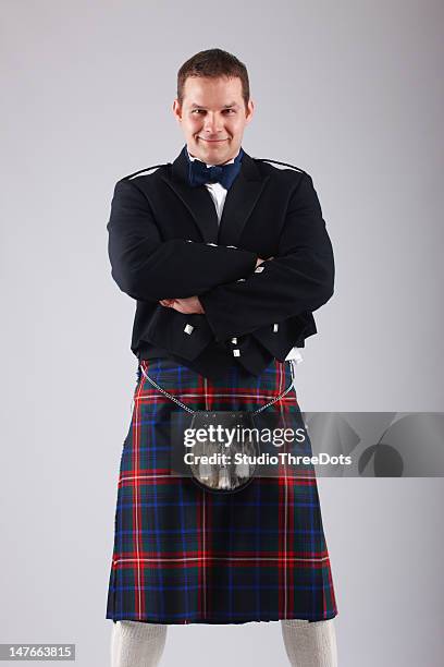 hübscher junge scotsman - kilt stock-fotos und bilder