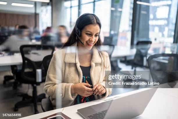 junge frau arbeitet in einem callcenter im büro - customer support stock-fotos und bilder