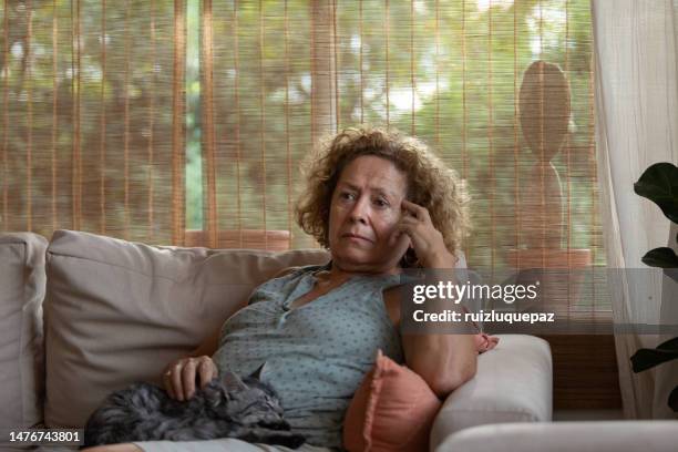 senior female going through a mental health crisis - stress de guerra imagens e fotografias de stock