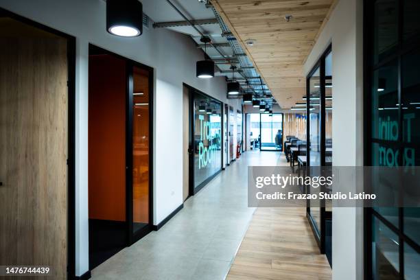 leeres büro-korridor - kleines büro stock-fotos und bilder