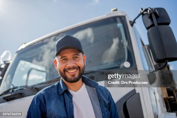 retrato del conductor del camión delante de su camión - camión de descarga fotografías e imágenes de stock