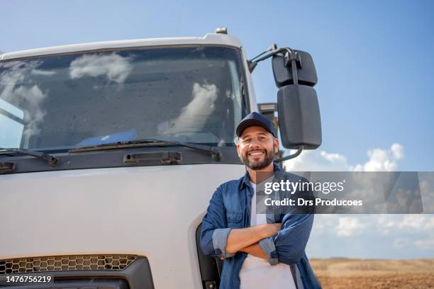 porträt eines lkw-fahrers vor seinem lkw - trucker stock-fotos und bilder