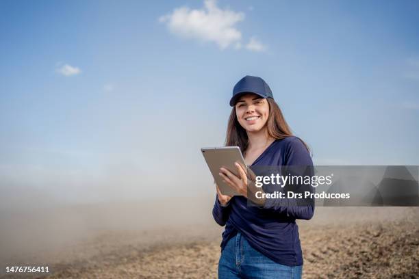 retrato do agricultor feminino com o comprimido na frente da máquina agrícola - agronomist - fotografias e filmes do acervo