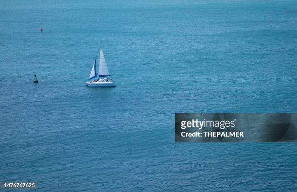 katamaran in der bucht von san juan, puerto rico - catamaran sailing stock-fotos und bilder