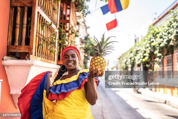 portrait of a palenquera on the street in cartagena, colombia - traditional colombian clothing 個照片及圖片檔