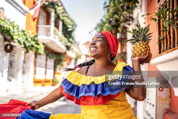 kolumbianische palenquera schaut weg und denkt in cartagena, kolumbien nach - karibisch stock-fotos und bilder