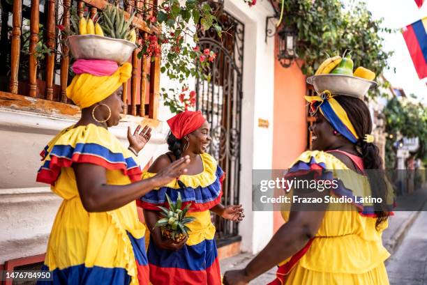 palenqueras having fun while talking on the street in cartagena, colombia - traditional colombian clothing 個照片及圖片檔