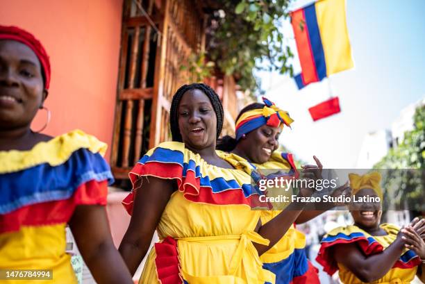 palenqueras having fun dancing on the street in cartagena, colombia - caribbean culture stock pictures, royalty-free photos & images