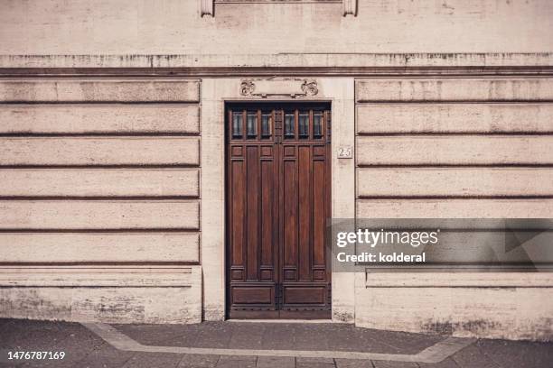 old wooden double door of historic building in rome - old rome fotografías e imágenes de stock