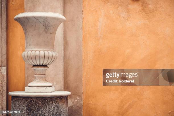 classic marble vase against wall pattern terracotta textured background - heritage classic fotografías e imágenes de stock
