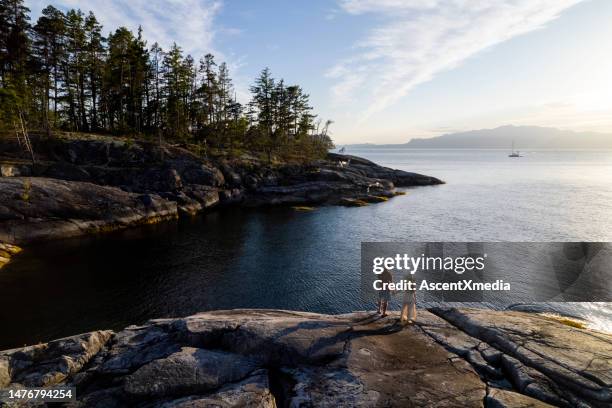 couple on a seaside vacation - british columbia stockfoto's en -beelden