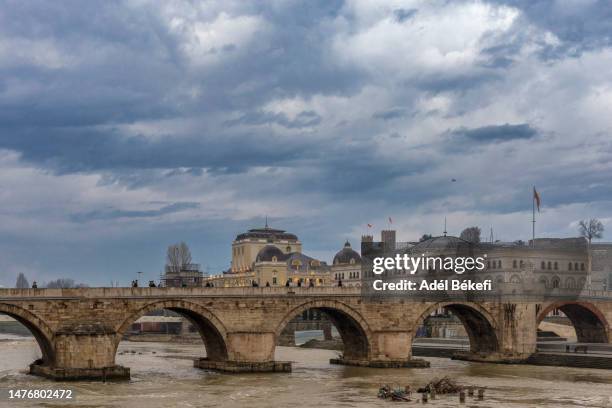 stone bridge over vardar river (skopje, macedonia) - skopje stock pictures, royalty-free photos & images