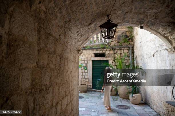 frau auf reisen in der altstadt von kotor - kotor stock-fotos und bilder