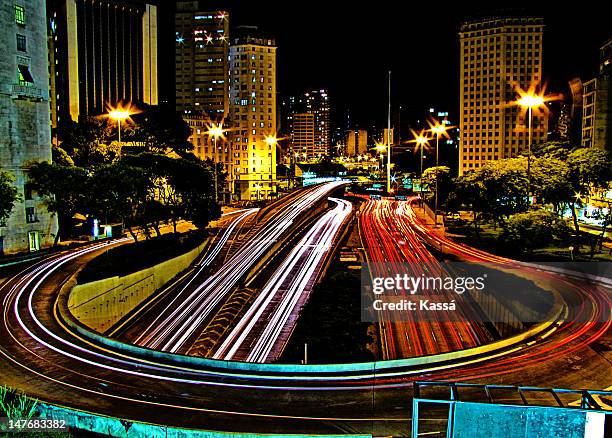 caminhada noturna pelo centro - caminhada stock-fotos und bilder