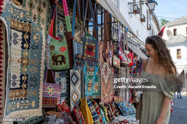 touristische einkäufe für souvenirs in albanien - albania stock-fotos und bilder