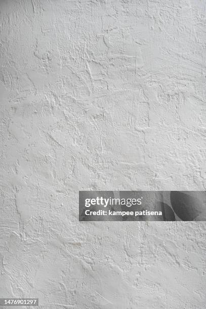 full frame shot of wave pattern white cement wall - gravidas imagens e fotografias de stock