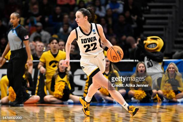 Caitlin Clark of the Iowa Hawkeyes dribbles the ball against the Louisville Cardinals during the fourth quarter in the Elite Eight round of the NCAA...