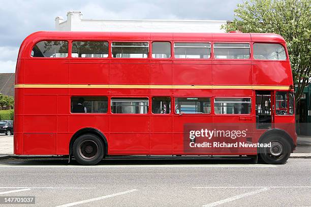 red bus - bus london fotografías e imágenes de stock