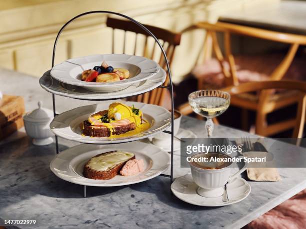 elegant brunch with prosecco served at a luxury hotel - teatime english stock-fotos und bilder