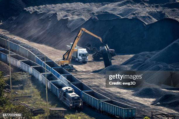 coal transshipment in the port - unloading stockfoto's en -beelden