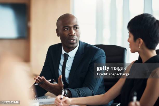 uomo nero, leadership e riunione aziendale in ufficio con la direzione esecutiva, il feedback degli investitori e la strategia. business manager professionista, discussione di gruppo e ceo in seminario sugli investimenti finanziari - sistema legale foto e immagini stock