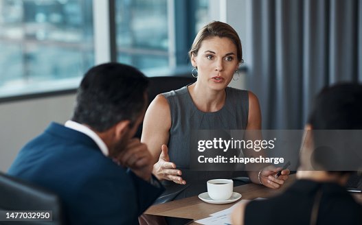Femme sérieuse parlant à des clients d’affaires dans le cadre de négociations de réunions, de conseils juridiques ou de planification de conseils professionnels. Avocat, gestionnaire ou personnes d’entreprise dans la salle de conférence pour la st Femme sérieuse parlant à des clients d’affaires dans le cadre de négociations de réunions, de conseils juridiques ou de planification de conseils professionnels. Avocat, gestionnaire ou personnes d’entreprise dans la salle de conférence pour la st