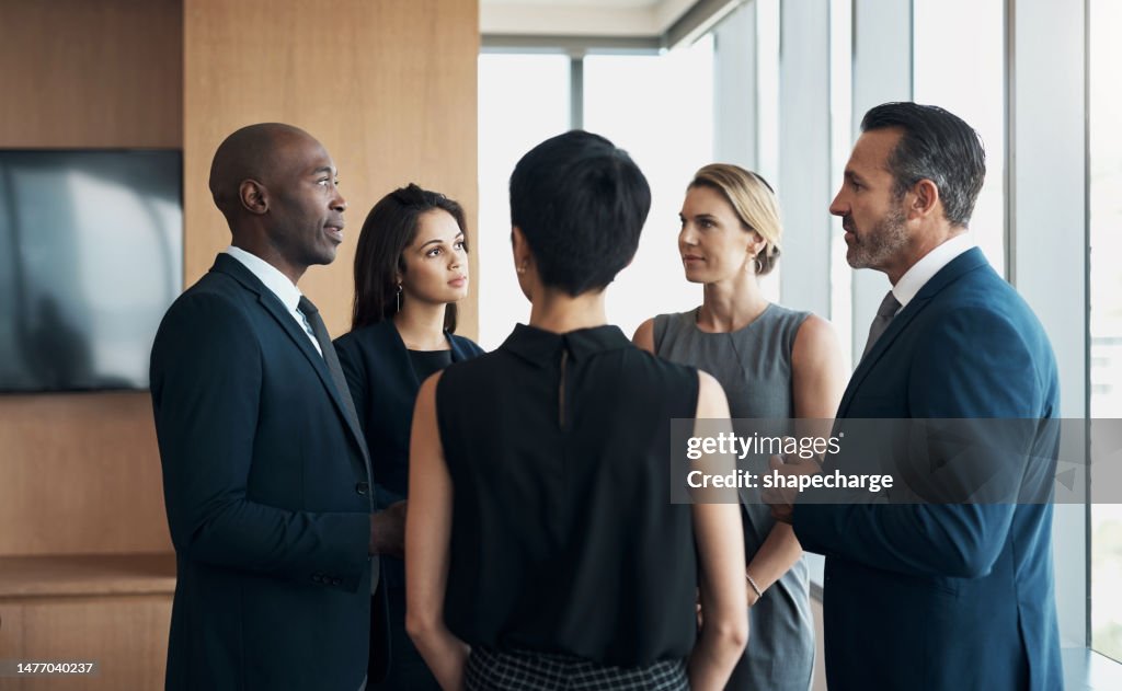 Büro-, Management- und Geschäftsleute im Meeting-Gespräch, im Gespräch und in der Diskussion für die Strategie. Teamwork, unternehmerische und professionelle Männer und Frauen für Planung, Zusammenarbeit und Partnerschaft