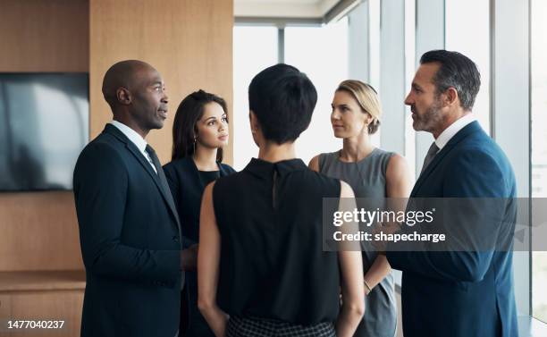 les gens de bureau, de gestion et d’affaires en réunion, en conversation, en conversation et en discussion pour la stratégie. travail d’équipe, hommes et femmes corporatifs et professionnels pour la planification, la collaboration et le partenariat - juriste photos et images de collection