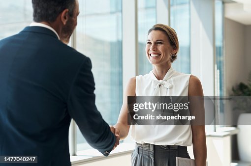 Apretón de manos, reuniones y asociación de personas de negocios para la colaboración b2b, bienvenida a la incorporación u oportunidad profesional. Mujer corporativa o clientes se dan la mano para un acuerdo en una entrevista en un edificio de oficinas Apretón de manos, reuniones y asociación de personas de negocios para la colaboración b2b, bienvenida a la incorporación u oportunidad profesional. Mujer corporativa o clientes se dan la mano para un acuerdo en una entrevista en un edificio de oficinas