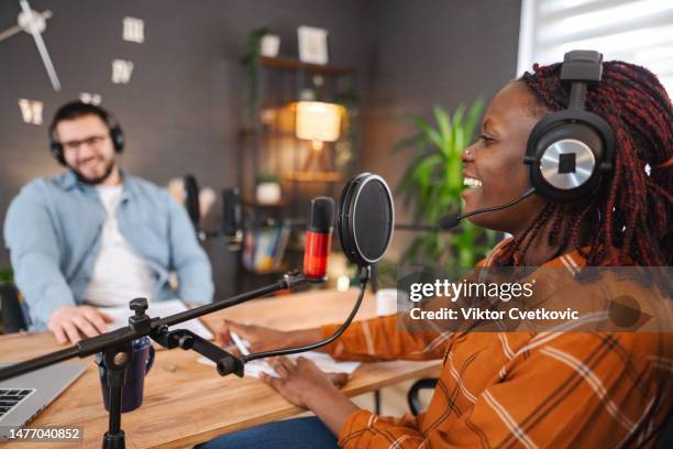 une femme noire et un homme de race blanche animent ensemble une émission de podcast - animateur radio photos et images de collection