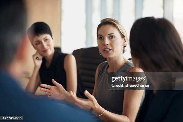 mujer de negocios, mentora de reuniones y líder de conversación corporativa, colaboración y retroalimentación. mujer gerente, discusión de equipo y seminario de empresa en taller, planificación ejecutiva y estrategia grupal - ceo fotografías e imágenes de stock