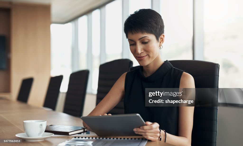 Business, Frau und Arbeit auf Tablet im Büro, Planung von Online-Strategie und Innovation für das Datenmanagement. Weibliche Führungskraft, Digital Technology und Review Financial Research in der Vorstandsetage