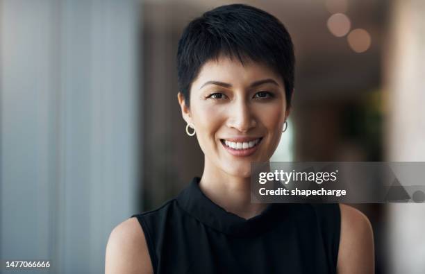 gesicht, business und lächeln porträt einer asiatischen frau im amt mit motivation und stolz für die karriere. glückliche unternehmerin mit einer positiven einstellung, selbstvertrauen und befähigung für ehrgeiz bei der arbeit - smile asia woman stock-fotos und bilder