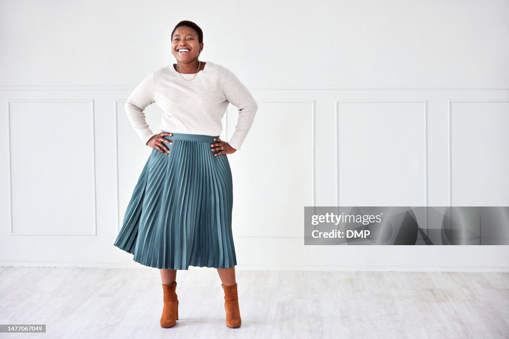 Mode, glücklich und Porträt der Frau an der Wand mit stilvollem, trendigem und Büro-Outfit. Professionelle, selbstbewusste und übergroße afrikanische Mitarbeiterin mit geschäftlichem, formellem und luxuriösem Stil am Arbeitsplatz