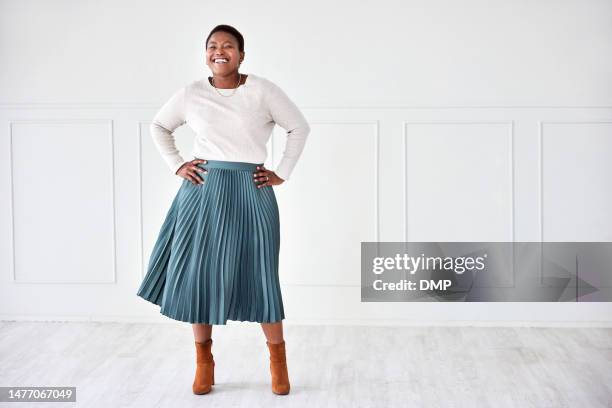 mode, happy et portrait de femme par mur avec tenue stylée, tendance et de bureau. professionnelle, confiante et grande taille employée africaine avec un style professionnel, formel et luxueux sur le lieu de travail - plus size fashion photos et images de collection