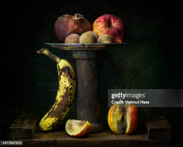 rotten fruit - marcio foto e immagini stock