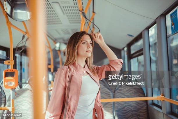 weibliche reisen in der s-bahn - straßenbahn stock-fotos und bilder