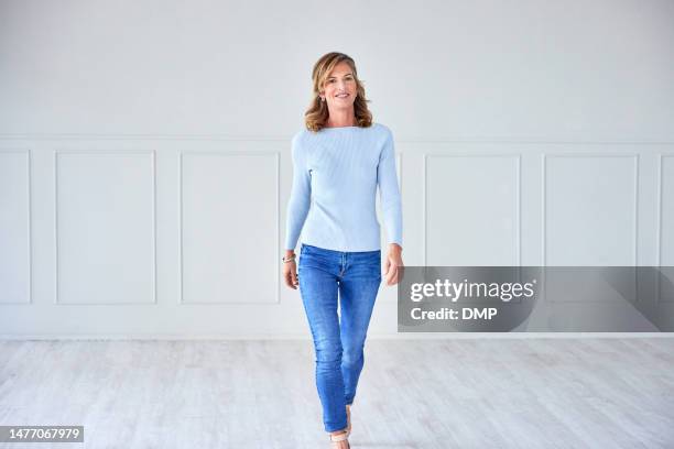 moda, bellezza e ritratto di una donna matura con un outfit casual, trendy ed elegante accanto al muro. stile, corpo pieno e bella modella femminile canadese in posa con sicurezza in un ufficio moderno. - fabulous full lengths foto e immagini stock