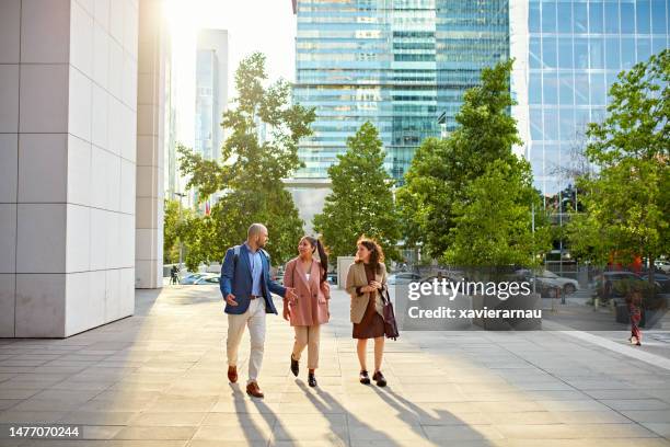 commuters leaving downtown office on foot - kantoorpark stockfoto's en -beelden