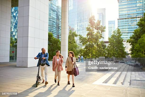 colleagues leaving work in downtown district - social responsibility 個照片及圖片檔