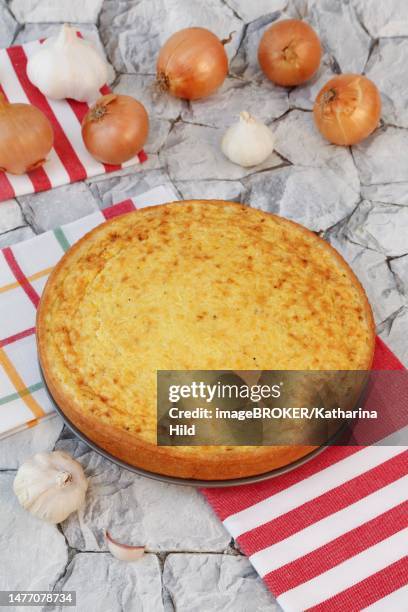 swabian cuisine, haertsfeld potato cake with curd dough base, savoury cake, bake, from the oven, hearty, vegetarian, healthy, back onions, garlic, typical swabian, traditional cuisine, food photography, studio, germany - baked sweet potato stock-fotos und bilder